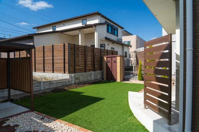 人工芝が施工された明るく広々とした住宅の庭